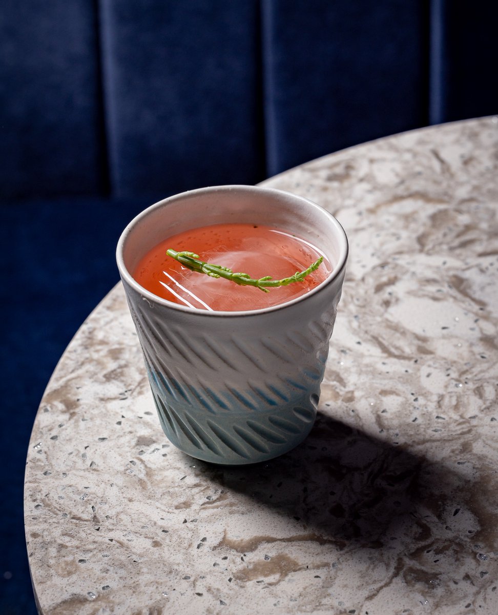 AHRestaurants's tweet image. Bringing a sense of fresh coastal air right to the heart of London 🌊⁠
⁠
Using the lab water bath, we slow cook oyster leaf &amp;amp; yuzu, at 30 degrees, into @everleafdrinks Marine. We then add lime sherbet &amp;amp; bubbles for some extra freshness.

Tasty, refreshing &amp;amp; alcohol free 🍸️