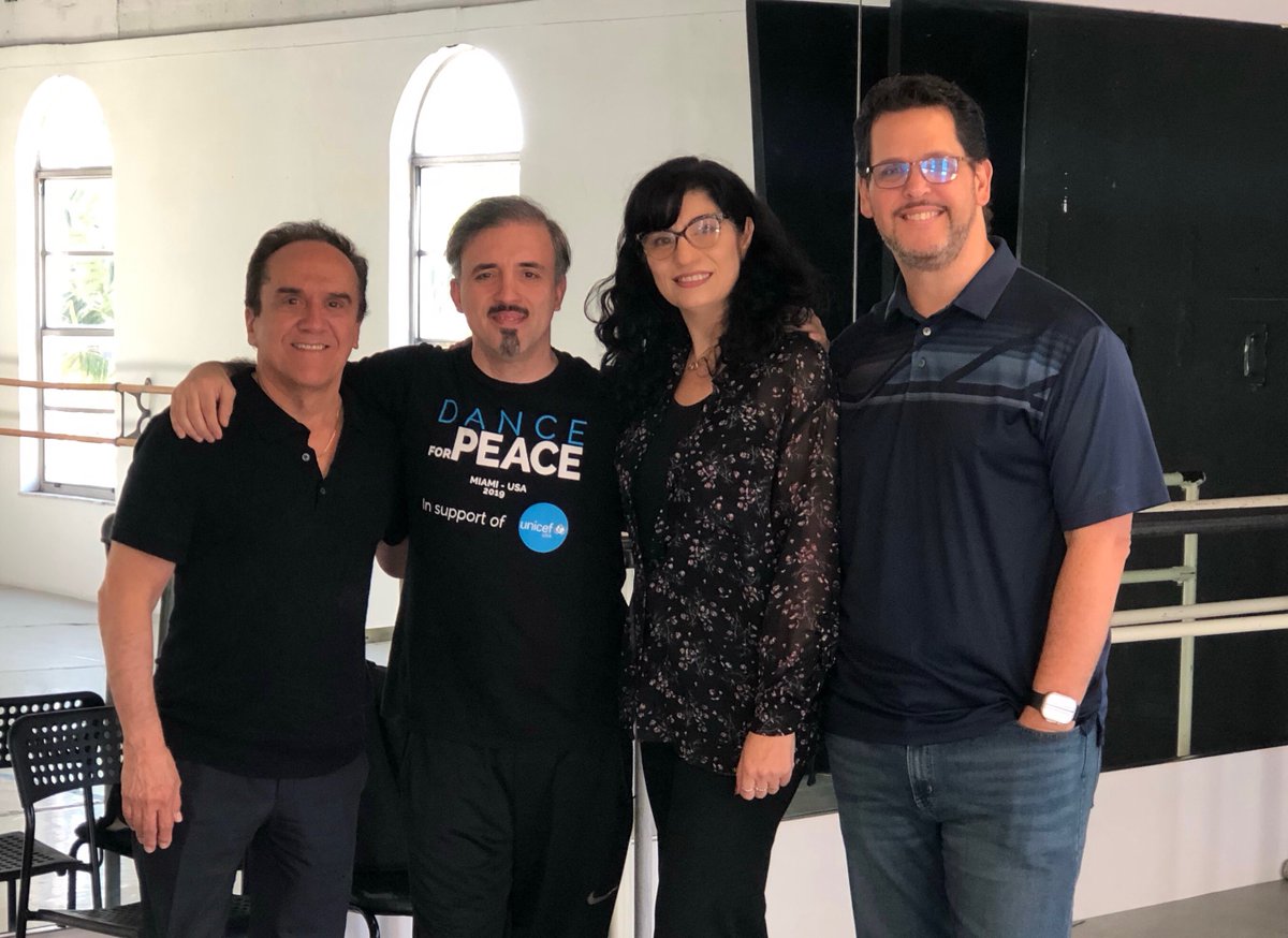 ortaquechel20's tweet photo. Encuentro con @leonardo_reale @Eliballguerrero y @gabriel_mores ... durante la visita a un ensayo de "Tango Cristal" que @ddtmiami estrenará el 11/11 @the_moss_center #ballet  #música #tango #MarianoMores @JenKronenberg @MiamiDadeArts @ArtsBizMiami @casadanza1 @DanzadanceOrg https://t.co/eerfsZ1Xeo