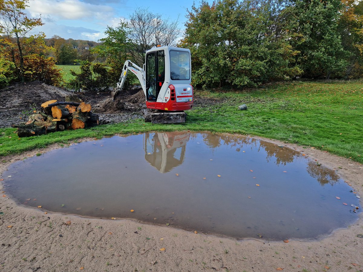 ChorleyGolfClub's tweet image. 7/11
@DiggerduncTPL back in today down at the 13th. Turned into a big job on the main drain running along the fence line as this is where we&apos;re running the drain from the left of the green. Blocked by tree roots so needed to sort this and drain the greenside bunker on the right.