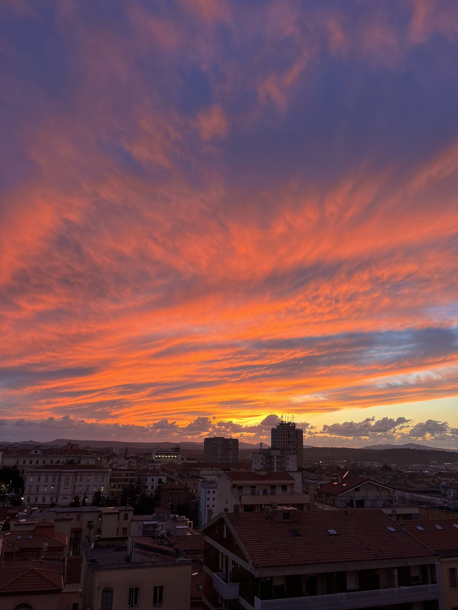 Joder agustin como se nota que es nuestro cumple. Te has pasado con el regalo, estas todo hecho un artista, mira que he visto atardeceres chulos, pero este…. Gracias tq🌟