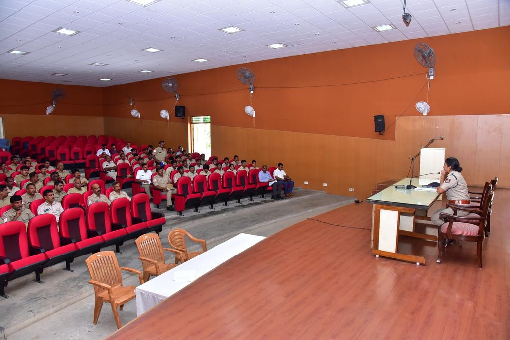 SPmysuru's tweet photo. ಜಿಲ್ಲಾ ಪೊಲೀಸ್ ಕಚೇರಿಯಲ್ಲಿ ಅಪರಾಧ ಮತ್ತು ಗುಪ್ತಮಾಹಿತಿ ಸಿಬ್ಬಂದಿಗಳನ್ನೊಳಗೊಂಡಂತೆSMMC ಅಧಿಕಾರಿಗಳು ಮತ್ತು ಸಿಬ್ಬಂದಿಗಳ ಸಹಯೋಗದೊಂದಿಗೆ ಅಪರಾಧ ಪ್ರಕರಣ ನಿಯಂತ್ರಣ ಮಾಡುವ ಸಂಬಂಧ ದಕ್ಷತೆಯಿಂದ ಕಾರ್ಯ ನಿರ್ವಹಿಸುವಂತೆ #spmysuru ಶ್ರೀಮತಿ.ಸೀಮಾ ಲಾಟ್ಕರ್ ಐಪಿಎಸ್ ರವರು ಸೂಕ್ತ ಸೂಚನೆಗಳನ್ನು ನೀಡಿದರು .@DgpKarnataka
@Rangepol_SR https://t.co/m2h3T0b6kc
