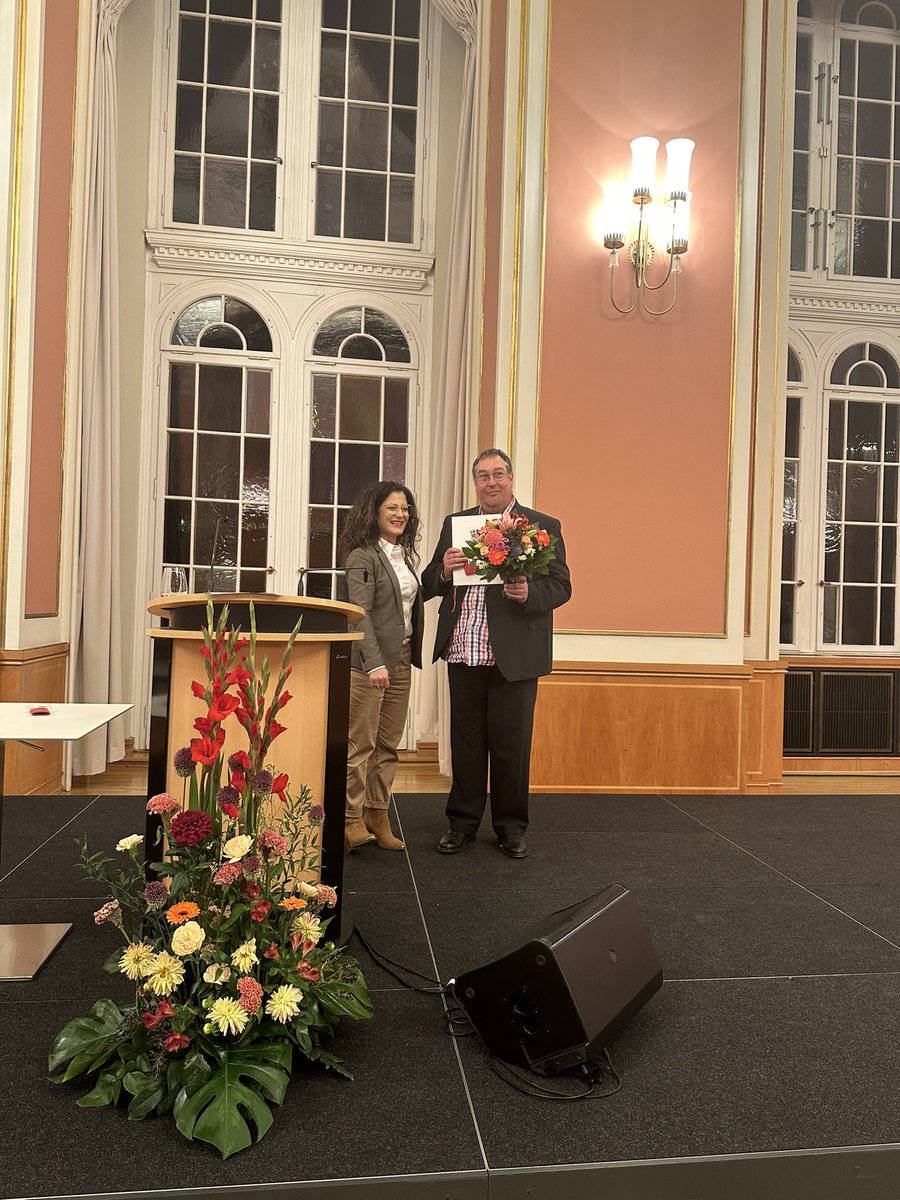 Verleihung der Berliner Ehrennadel für besonderes soziales Engagement an 12 beeindruckende Berliner*innen! Danke für den Einsatz. Einer von Ihnen Christian Specht,der sich seit Jahrzehnten für die Rechte von Menschen mit Beeinträchtigungen einsetzt! #xhain <a href="/SenASGIVA/">SenASGIVA</a>  <a href="/taz_berlin/">taz berlin</a>