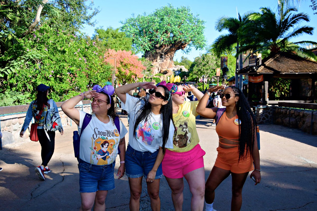 amigaval_'s tweet photo. Las Pro en Disney 🧡💛💚💜 #LasPro #SiempreJuntas https://t.co/NnIJnHs22V
