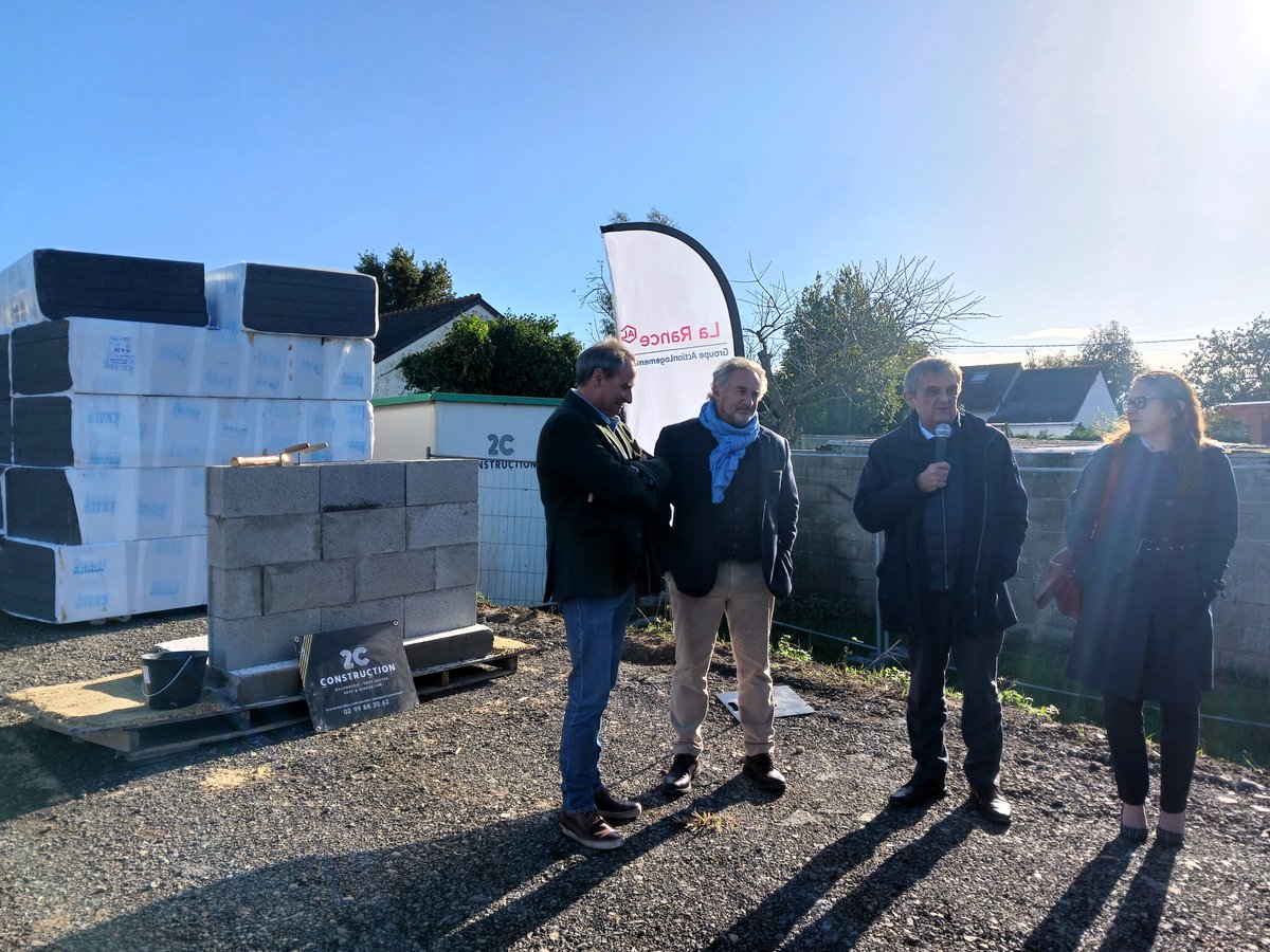 🚧Pose de la première pierre des 20 logements de la résidence Le Lavoir à #SaintPèreMarcenPoulet dans la #ZAC Cœur de Village. En partenariat avec @nexity, <a href="/SaintMaloAgglo/">StMalo Agglomération</a> et <a href="/ActionLogement/">Action Logement</a> 
📐Architecte : Julien 19
🏗️Gros œuvre : 2C Construction