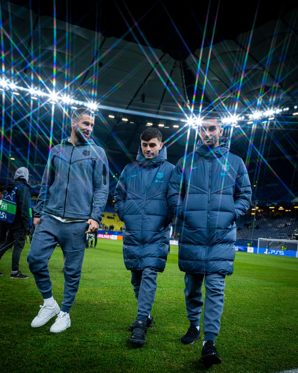 FCBarcelona_es's tweet photo. Las estrellas brillan porque son enormes esferas de gas muy, muy caliente que desprenden luz y calor. 

Brillan tanto porque dentro de ellas hay reacciones atómicas que convierten el hidrógeno en helio. Su temperatura puede alcanzar los 10.000 grados centígrados. https://t.co/KQJe2yWknO