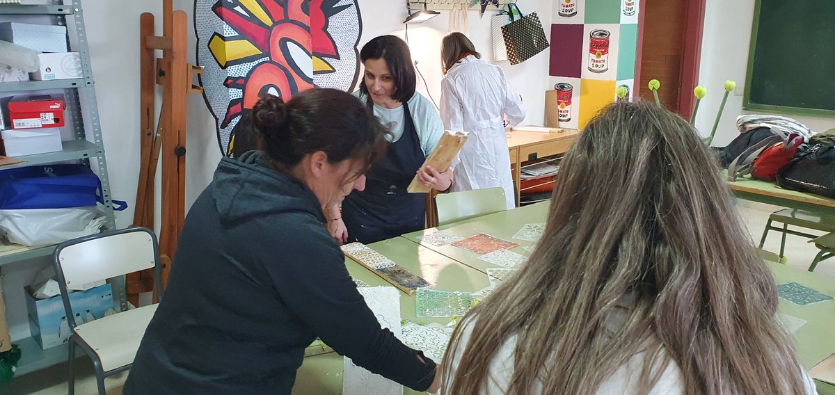 CPR_Zafra's tweet photo. Seguimos en el IES Dr. Fernández Santana con el curso: Expresión plástica: materiales, recirsos, soportes y técnicas pictóricas. Aprendiendo herramientas muy sencillas y efectistas para utilizar en el aula. https://t.co/N85bsJ0X5t