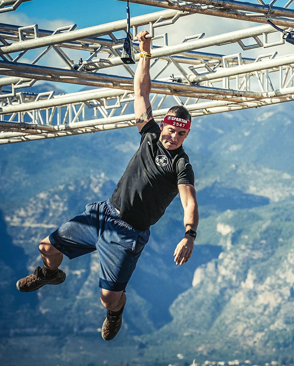 1er_RIMa's tweet image. Le sergent Axel s’est illustré au #WorldTrifectaChampionship
Au total : 45 km de course et 75 obstacles exigeants. 
Il a fait honneur au 1er RIMa en démontrant force, endurance et agilité exceptionnelles. 
Félicitations à lui ! 💪🏅⚓️
#deTERREmination #ALaHauteur