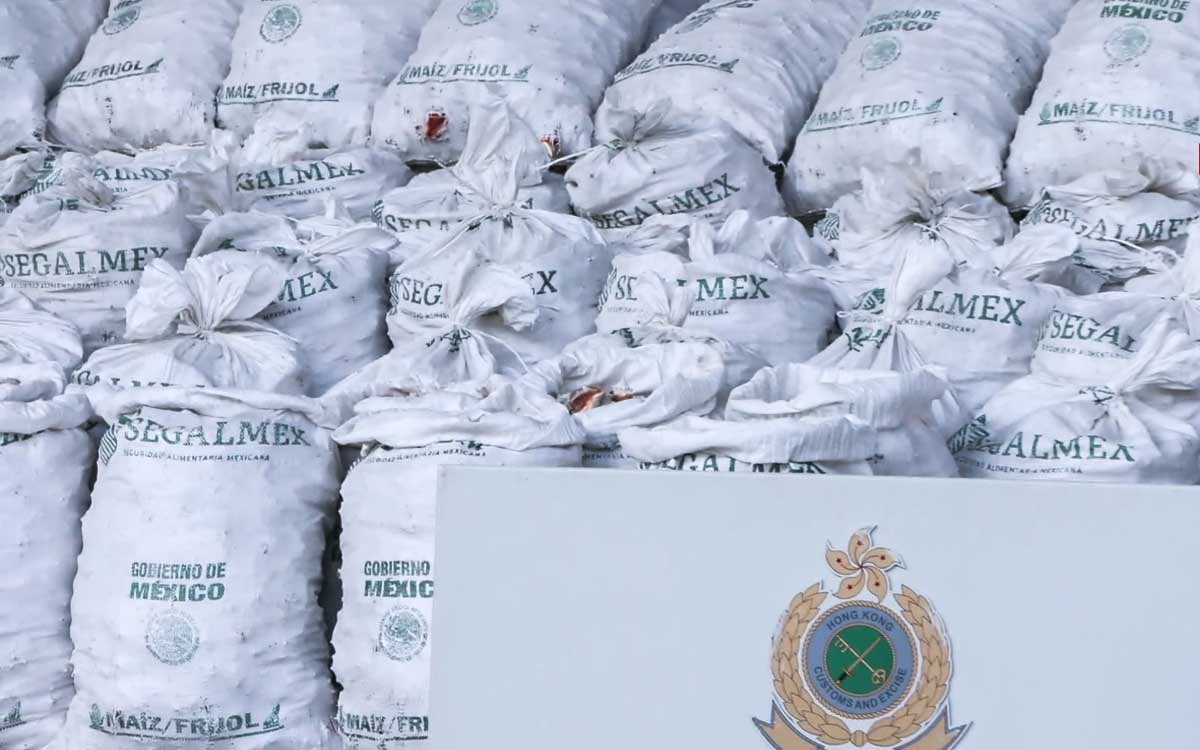 Hong Kong asegura más de una tonelada de metanfetamina procedente de México que estaba oculta en conchas de caracol empacadas en saco de maíz y frijol con el logo de SELGAMEX y Gobierno de México.
Hay 4 detenidos