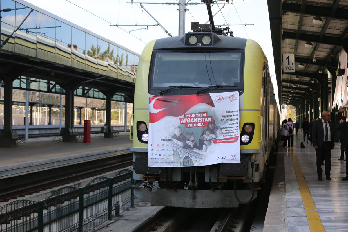 AFADBaskanlik's tweet photo. 🚄 #İyilikTreni, Afganistan yolunda!

Afganistan'ın Herat vilayetinde meydana gelen depremlerin ardından, bölgenin yaralarını sarmaya devam ediyoruz.

#AFAD koordinasyonunda bir araya gelen 2⃣6⃣ sivil toplum kuruluşumuzun desteğiyle hazırlanan İyilik Treni bugün yola çıktı.

Afganistan İyilik Treni, İçişleri Bakan Yardımcımız Sn.@munirkaraloglu,  Ulaştırma ve Altyapı Bakan Yardımcımız Sn.Osman Boyraz, Afganistan Ankara Büyükelçisi Sn.Amir Mohammad Ramin, #AFAD Başkanımız Vali Sn.Okay Memiş, @TCDDTasimacilik Genel Müdürü Sn.Ufuk Yalçın ve STK temsilcilerinin katılımıyla uğurlandı.

Ülkemizin şefkat elini ihtiyaç sahiplerine ulaştıracak #İyilikTreni;

🍲 Gıda
🫧 Hijyen malzemesi
👕 Giyecek
⛺️ Çadır
🛏️ Yatak
🧣 Battaniye
⚡️ Jeneratör
🍽️ Mutfak malzemesi
♨️ Isıtıcı
🚾 Seyyar WC

içeren yaklaşık 5⃣0⃣8⃣ ton insani yardım malzemesi taşıyor.

🇹🇷 İnsanımız için ülkemizde;
🗺️ İnsanlık için sınırlarımızın ötesinde.
