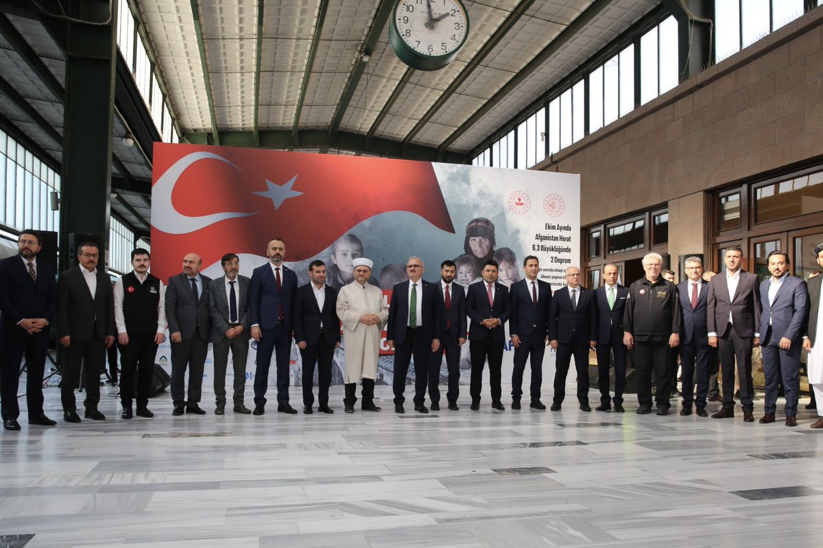 AFADBaskanlik's tweet photo. 🚄 #İyilikTreni, Afganistan yolunda!

Afganistan'ın Herat vilayetinde meydana gelen depremlerin ardından, bölgenin yaralarını sarmaya devam ediyoruz.

#AFAD koordinasyonunda bir araya gelen 2⃣6⃣ sivil toplum kuruluşumuzun desteğiyle hazırlanan İyilik Treni bugün yola çıktı.

Afganistan İyilik Treni, İçişleri Bakan Yardımcımız Sn.@munirkaraloglu,  Ulaştırma ve Altyapı Bakan Yardımcımız Sn.Osman Boyraz, Afganistan Ankara Büyükelçisi Sn.Amir Mohammad Ramin, #AFAD Başkanımız Vali Sn.Okay Memiş, @TCDDTasimacilik Genel Müdürü Sn.Ufuk Yalçın ve STK temsilcilerinin katılımıyla uğurlandı.

Ülkemizin şefkat elini ihtiyaç sahiplerine ulaştıracak #İyilikTreni;

🍲 Gıda
🫧 Hijyen malzemesi
👕 Giyecek
⛺️ Çadır
🛏️ Yatak
🧣 Battaniye
⚡️ Jeneratör
🍽️ Mutfak malzemesi
♨️ Isıtıcı
🚾 Seyyar WC

içeren yaklaşık 5⃣0⃣8⃣ ton insani yardım malzemesi taşıyor.

🇹🇷 İnsanımız için ülkemizde;
🗺️ İnsanlık için sınırlarımızın ötesinde.