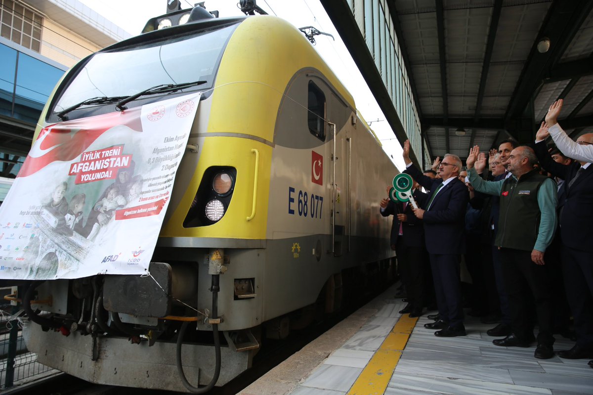 AFADBaskanlik's tweet photo. 🚄 #İyilikTreni, Afganistan yolunda!

Afganistan'ın Herat vilayetinde meydana gelen depremlerin ardından, bölgenin yaralarını sarmaya devam ediyoruz.

#AFAD koordinasyonunda bir araya gelen 2⃣6⃣ sivil toplum kuruluşumuzun desteğiyle hazırlanan İyilik Treni bugün yola çıktı.

Afganistan İyilik Treni, İçişleri Bakan Yardımcımız Sn.@munirkaraloglu,  Ulaştırma ve Altyapı Bakan Yardımcımız Sn.Osman Boyraz, Afganistan Ankara Büyükelçisi Sn.Amir Mohammad Ramin, #AFAD Başkanımız Vali Sn.Okay Memiş, @TCDDTasimacilik Genel Müdürü Sn.Ufuk Yalçın ve STK temsilcilerinin katılımıyla uğurlandı.

Ülkemizin şefkat elini ihtiyaç sahiplerine ulaştıracak #İyilikTreni;

🍲 Gıda
🫧 Hijyen malzemesi
👕 Giyecek
⛺️ Çadır
🛏️ Yatak
🧣 Battaniye
⚡️ Jeneratör
🍽️ Mutfak malzemesi
♨️ Isıtıcı
🚾 Seyyar WC

içeren yaklaşık 5⃣0⃣8⃣ ton insani yardım malzemesi taşıyor.

🇹🇷 İnsanımız için ülkemizde;
🗺️ İnsanlık için sınırlarımızın ötesinde.