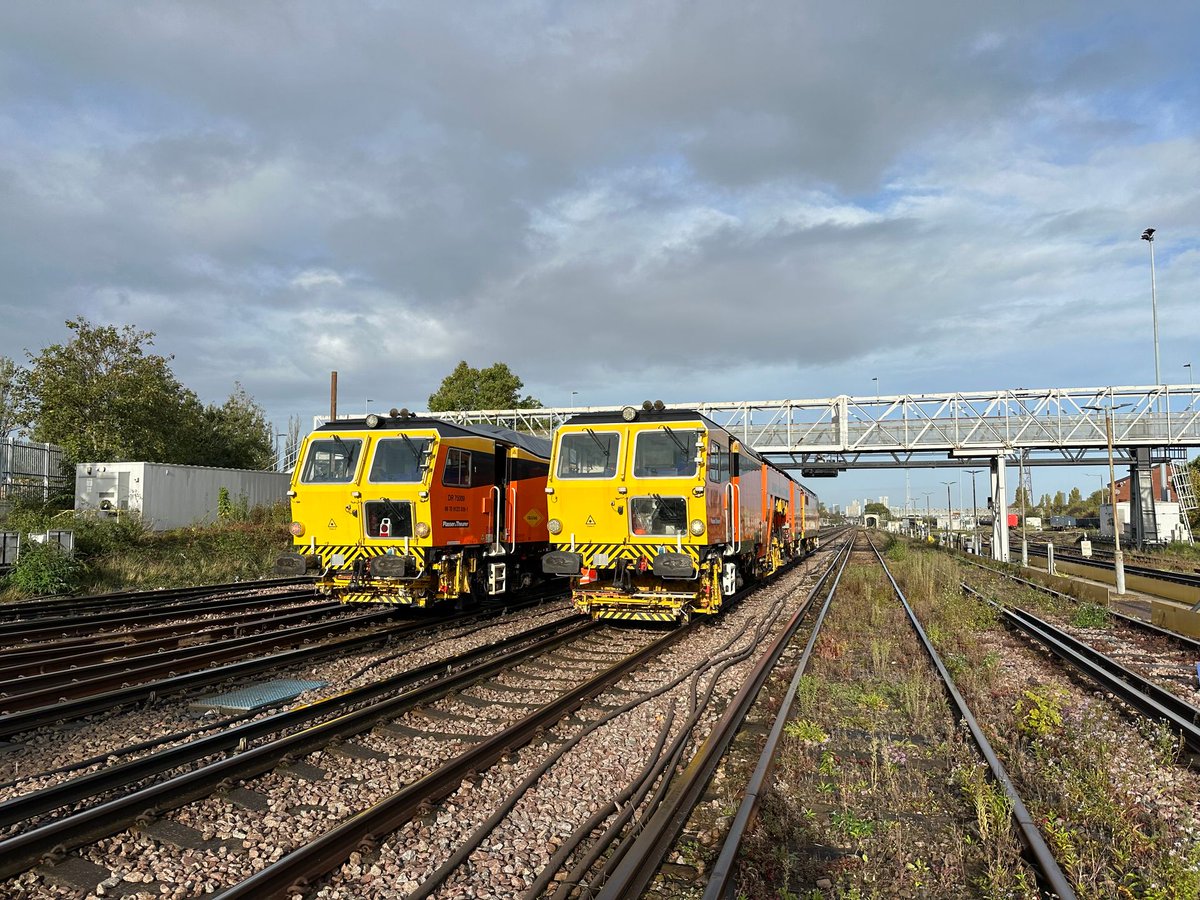 ColasRailUK's tweet photo. 🛤️ #TamperTuesday For this weeks Tamper Tuesday the DR75008 and DR75009 were working in parallel along the Grove Park track network
📸: @martin466004
#ColasRailShares #Rail #TrackWorks #OnTrackPlant #TrackRenewals #RailIndustry https://t.co/3o8OCT9Mxb