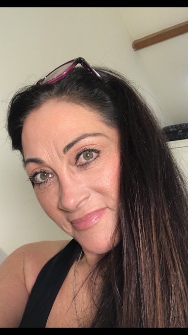 Wishing you all a good night 😘😘😘 https://t.co/pOYUMpVJVS