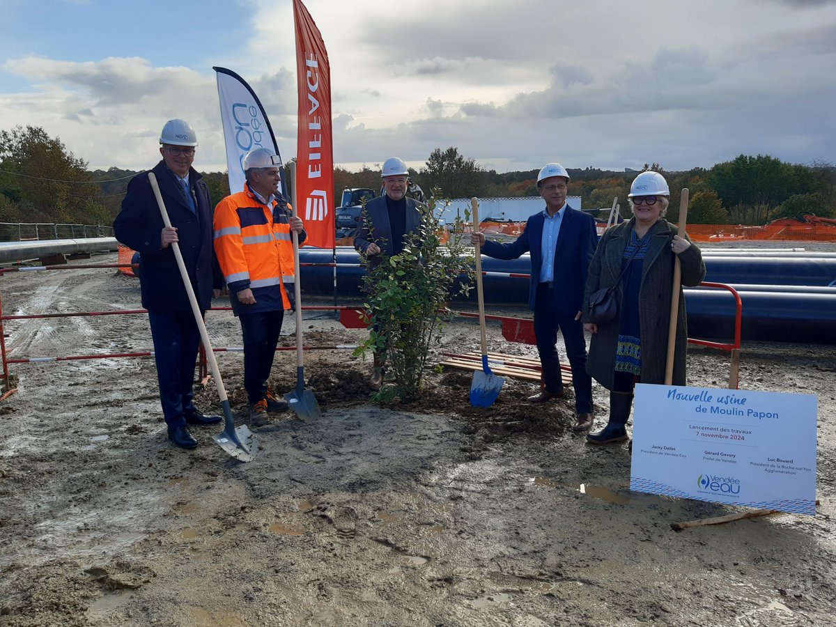 Ce matin, les équipes <a href="/suez/">SUEZ</a> étaient présentes aux côtés de <a href="/Vendee_Eau/">Vendée Eau</a> pour la pose de la 1ère pierre de la future usine de Moulin Papon à la Roche sur Yon. Dotée de technologies fiables et éprouvées, elle sera une véritable vitrine éco-responsable de la production d’eau potable.