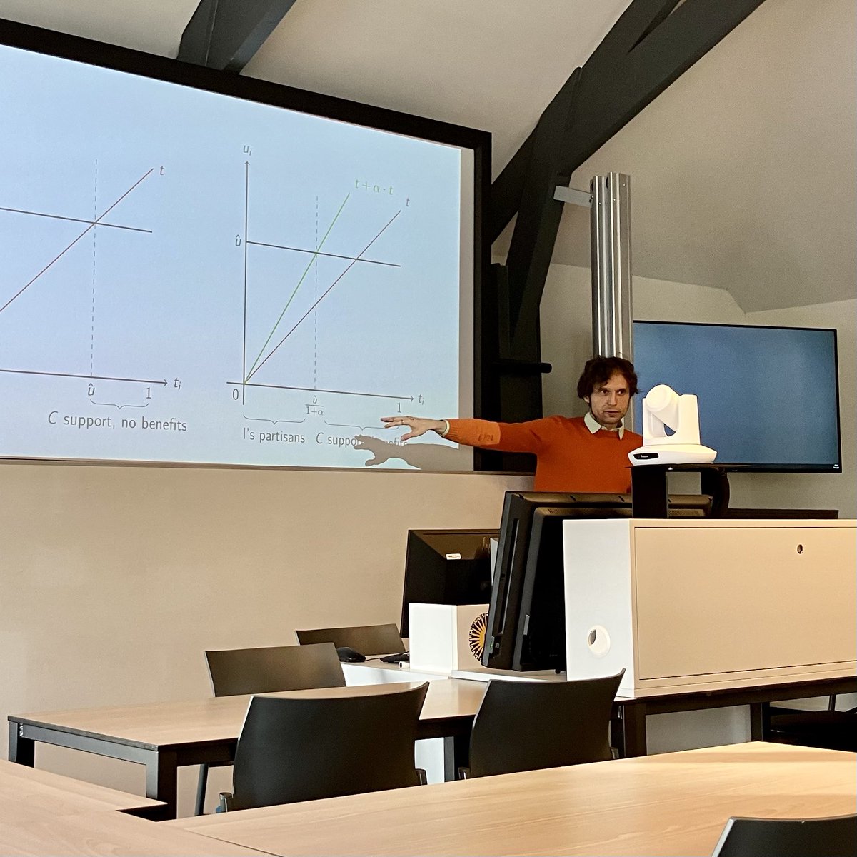 Had the pleasure of discussing a great paper by Samsonov and @senkovmx at the @DemoTrans workshop today in Utrecht🇳🇱 Their novel model suggests that allowing the use of microtargeting in political campaigns may have positive effects on welfare👍💰