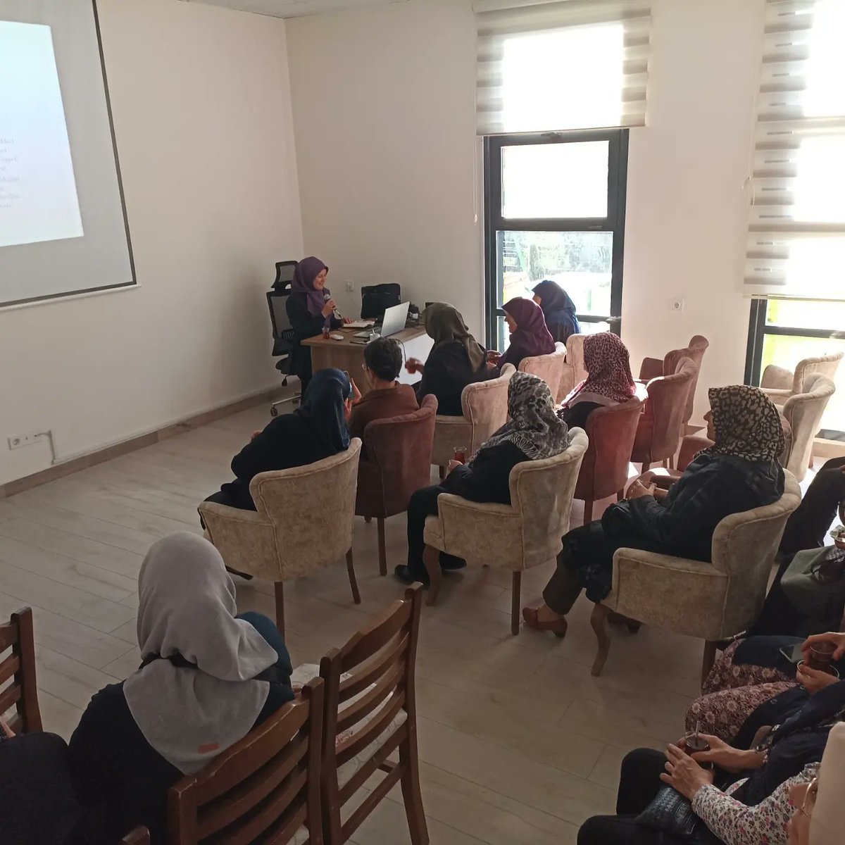 Bugün “Hayata Dair Hikâyeler”de cennete açılan kapıları konuştuk.Cenneti arayanların ilk önce evlerinin içindeki cennet fırsatlarını değerlendirmeleri gerektiğini hikayelerle konuştuk. Katılım sağlayan herkese çok teşekkür ederiz. <a href="/afyonkulturevi/">Afyonkarahisar Kadın Kültür Evleri</a> <a href="/tc_dazkiri/">T.C. DAZKIRI KAYMAKAMLIĞI</a> <a href="/ismailtaylanbsk/">İsmail Taylan</a>