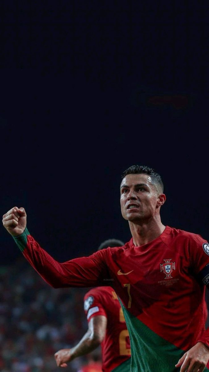 Cristiano Ronaldo is always portrayed as the selfish and dressing room destroyer personality by Media. Here are some stories and videos that'll make you think otherwise! A thread: