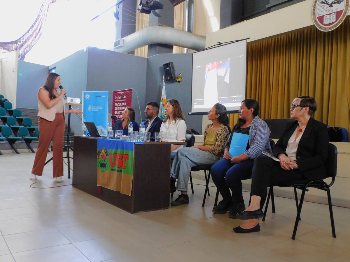 CeficTierra's tweet image. Hoy realizamos junto a la #FCEN y el @AmbienteNacion las Jornadas sobre Ordenamiento Ambiental Territorial en la Argentina. En ese marco presentamoa la segunda cohorte de la  Diplomatura en Transicion Agroecologica,seguimos luchando #JusticiaAmbientalySocial