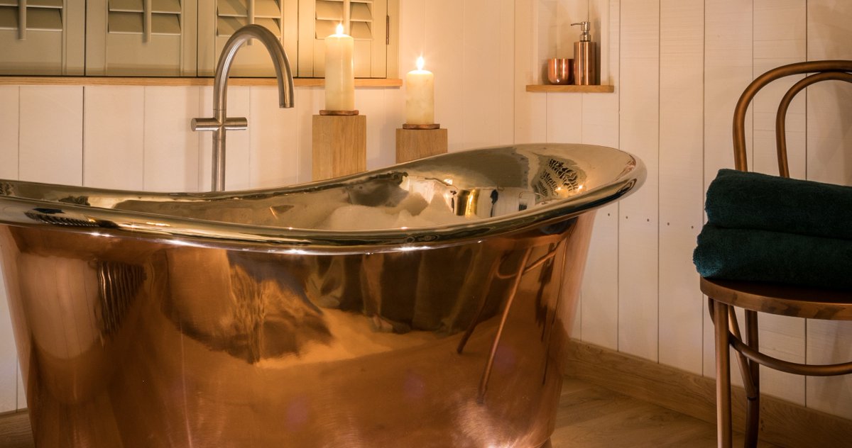 WHCopperbaths's tweet photo. What could be cosier than a warm copper bath, tucked away in your luxurious Blackdown shepherd hut on a blustery autumnal night.
#shepherdhut #copperbath #luxurybathroom https://t.co/u5CnrTqEvg