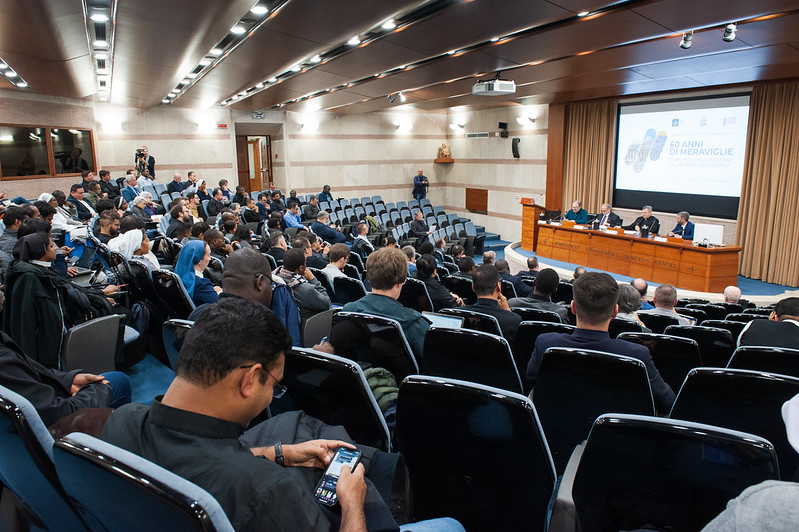 UniSantaCroce's tweet photo. Martedì 7 novembre 2023, la nostra Università ha ospitato il primo dei tre giorni del Convegno "60 anni di meraviglie: #storicità e #attualizzazione del #Decreto conciliare #InterMirifica". 
Con @Uni_Salesiana e @unilateranense 
Programma completo 👇
https://t.co/V3e7BhiyXz https://t.co/tudDQKepxS
