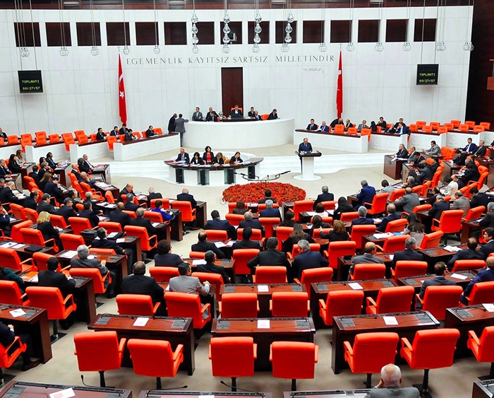 solcugazete's tweet photo. Dilan ve Engin Polat davası sonrası TBMM’de verilen “Kara para aklama” ve “vergi kaçakçılığı” gibi suçların ENGELLENMESİNE yönelik araştırma önergesi AKP-MHP oylarıyla reddedildi. https://t.co/FHowdMiI3f