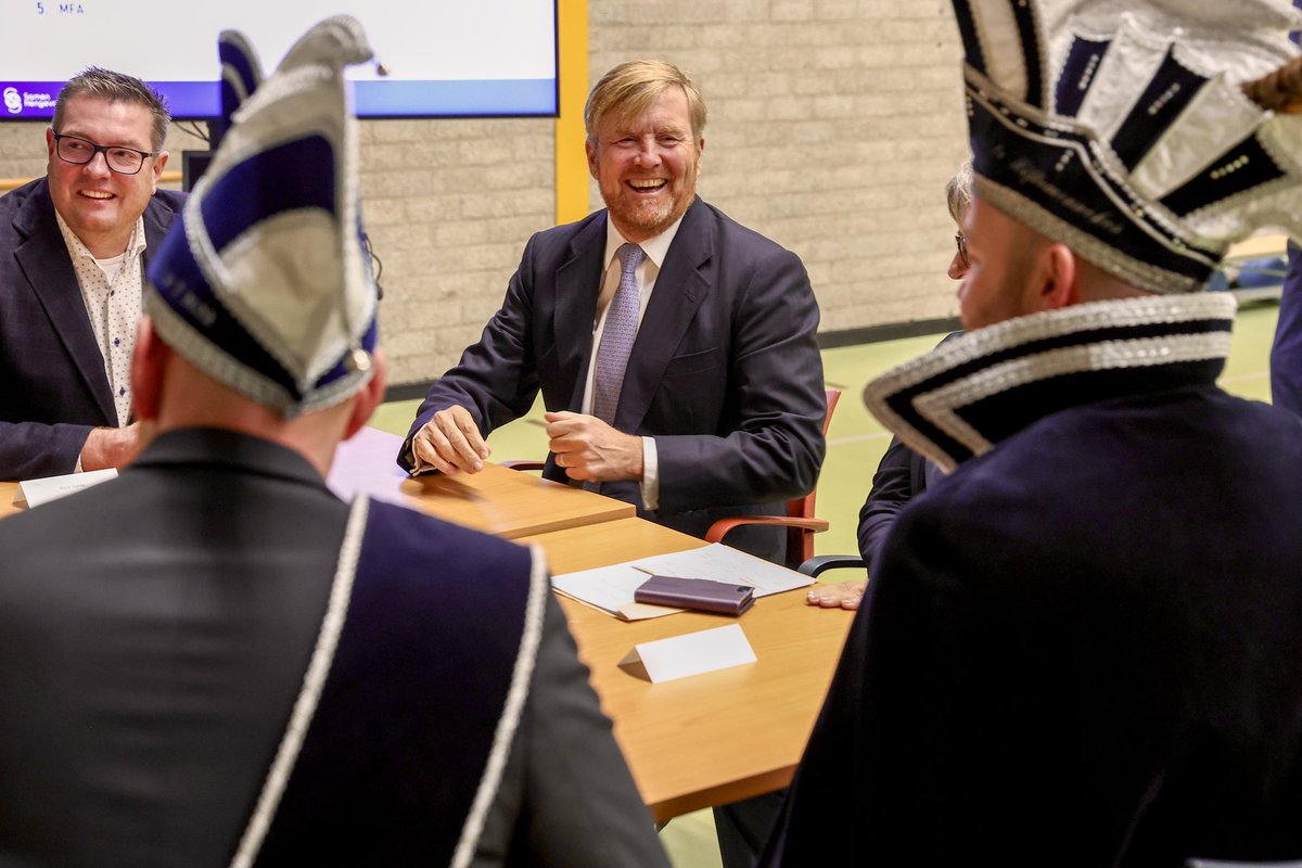 Het bezoek wordt afgesloten in Kulturhus de Marke. De Koning spreekt onder meer met sporters van lokale sportverenigingen, de organisatoren van de Zomerfeesten Hengevelde, ondernemers en een werkgroep die inwoners betrekt bij toekomstplannen van het dorp. koninklijkhuis.nl/actueel/nieuws…