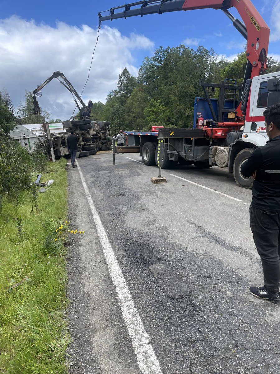 Camión volcado en Ruta T45 a Riñihue, antes de Folilco en ruta al oriente. 
Tránsito cortado y maniobras para despeje ruta. <a href="/InformaAlMinuto/">Informa Al Minuto</a> <a href="/biobio/">BioBioChile</a>