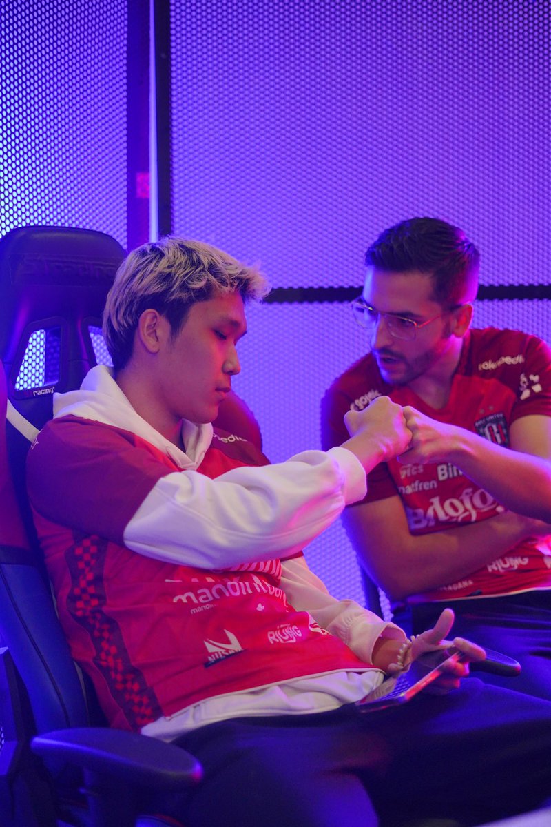 AlexAlguacil8's tweet photo. [Indonesian efootball Cup]🇲🇨
Vaya locura de finde largo 

Pero pasamos al día final! 
Solo 6 equipos quedan vivos

El próximo domingo 11 se juega el todo por el todo 💪🔥🔥🔥
@BaliUtd #ifel
#indonesiafootballelague #efootball2024
#efootball2024mobile #ligalindonesia
#liga1bri https://t.co/HSaNbJ62gg