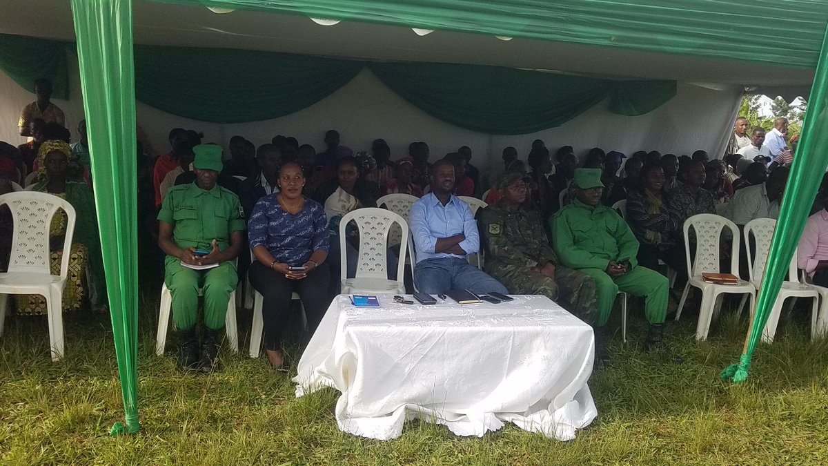 GahengeriS's tweet photo. Umuyobozi w'Akarere wungirije yashimiye Umukuruw'umudugudu wa Ruhita mukagari ka kanyangese umurenge wa Gahengeri,yahize abandi mumiyoborere myiza nokwesa umuhigo wa mutuel 100% yahawe igare kugirangorizamufashe gukomeza,kunoza inshinganoze@RwamaganaD https://t.co/A7no357pO8