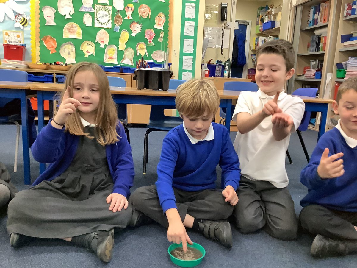 StMarysSchoolRC's tweet photo. Scientific experiments in Year Two today . We made discoveries about hygiene .#smrcscience https://t.co/QO2d7Lyrdw