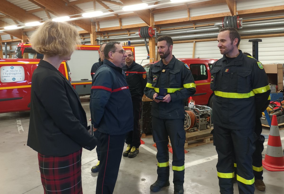 SDIS50's tweet photo. Mme Petitjean, directrice de cabinet @Prefecture50 et le CG Patrick Sorieul ont vivement remercié les #colonnesrenforts @SDIS14, @sdis61 , @sdis76 et @uiisc1 venus renforcer les #sapeurspompiers #sdis50 sur les interventions liées à la #tempeteciaran. Merci à tous et bon retour ! https://t.co/cA2YBN0pzp
