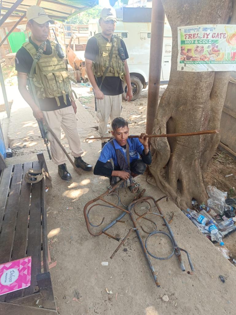 dhiraj_luwang's tweet photo. Thet phoywaiy age about 24 yrs
S/O. Chocho of Tammu naphalong(burma) 
Place of arrested. - SBI opposite Building
Recovery- 20mm 10 ft
Some iron items 
At about 12:10pm Arrest by special CDO team, The Arrest person handover to moreh police station for further legal action.
@ManipurTimes @delhimeitei @Eramdampaodam @MeiteiAMA @meiteiheritage @MeiteiVibes 
#KukiLiesXposed