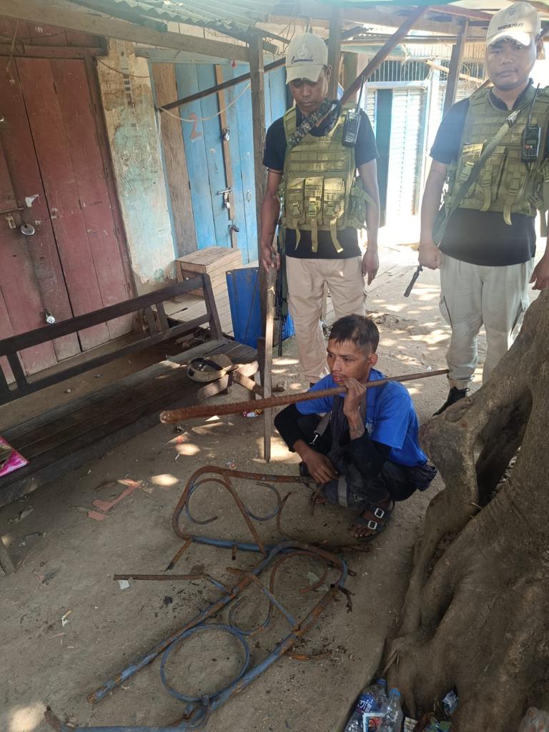 dhiraj_luwang's tweet photo. Thet phoywaiy age about 24 yrs
S/O. Chocho of Tammu naphalong(burma) 
Place of arrested. - SBI opposite Building
Recovery- 20mm 10 ft
Some iron items 
At about 12:10pm Arrest by special CDO team, The Arrest person handover to moreh police station for further legal action.
@ManipurTimes @delhimeitei @Eramdampaodam @MeiteiAMA @meiteiheritage @MeiteiVibes 
#KukiLiesXposed