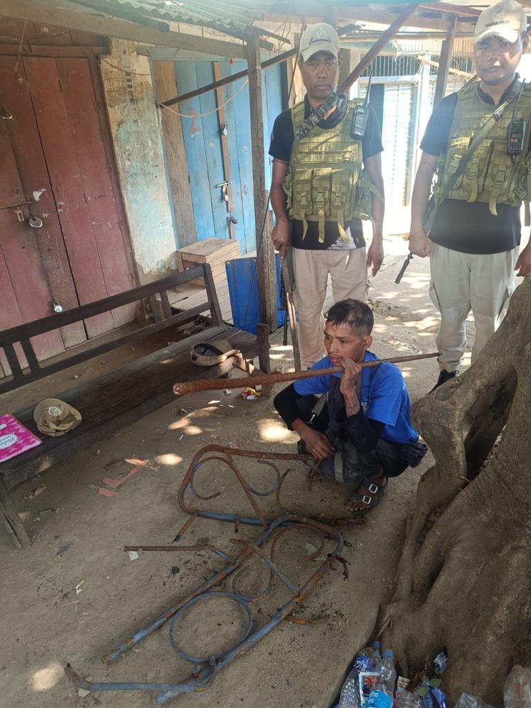 dhiraj_luwang's tweet photo. Thet phoywaiy age about 24 yrs
S/O. Chocho of Tammu naphalong(burma) 
Place of arrested. - SBI opposite Building
Recovery- 20mm 10 ft
Some iron items 
At about 12:10pm Arrest by special CDO team, The Arrest person handover to moreh police station for further legal action.
@ManipurTimes @delhimeitei @Eramdampaodam @MeiteiAMA @meiteiheritage @MeiteiVibes 
#KukiLiesXposed
