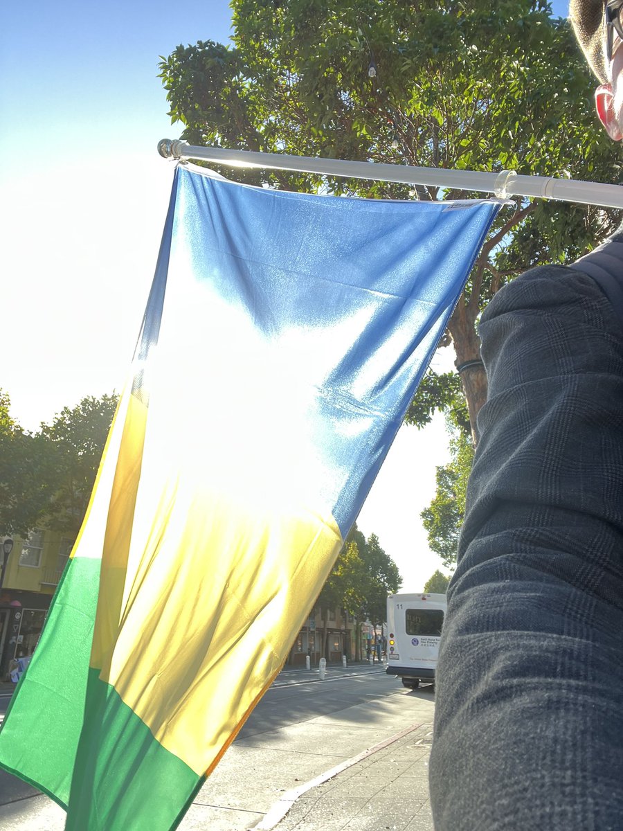 SFfogGoldFlag's tweet photo. Sunny day for a @KeystoneFlag flag fly walk https://t.co/OG0jEp5e9t