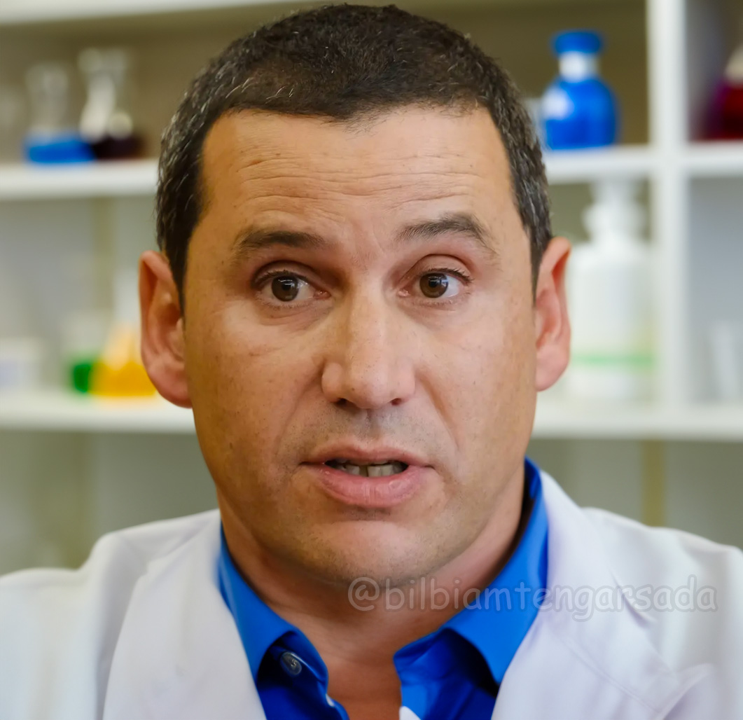 Galamba eleito para o prémio Nobel da Química depois de descobrir que o lítio e o hidrogénio dão uma reação em cadeia.