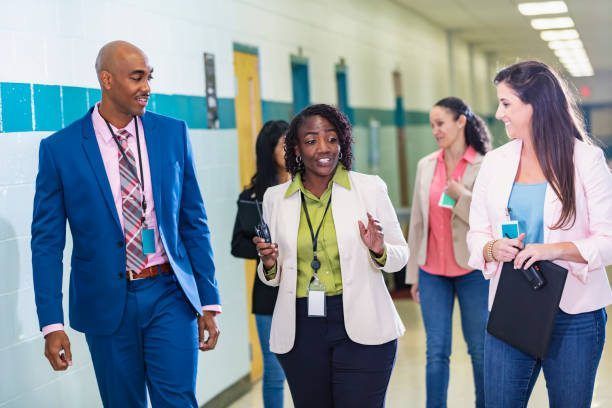 A new report from @EduPolicyInst sheds light on the crucial role of headteachers in UK schools. Findings suggest improving school leadership can be a cost-effective strategy. ➡️ buff.ly/46XeiYH