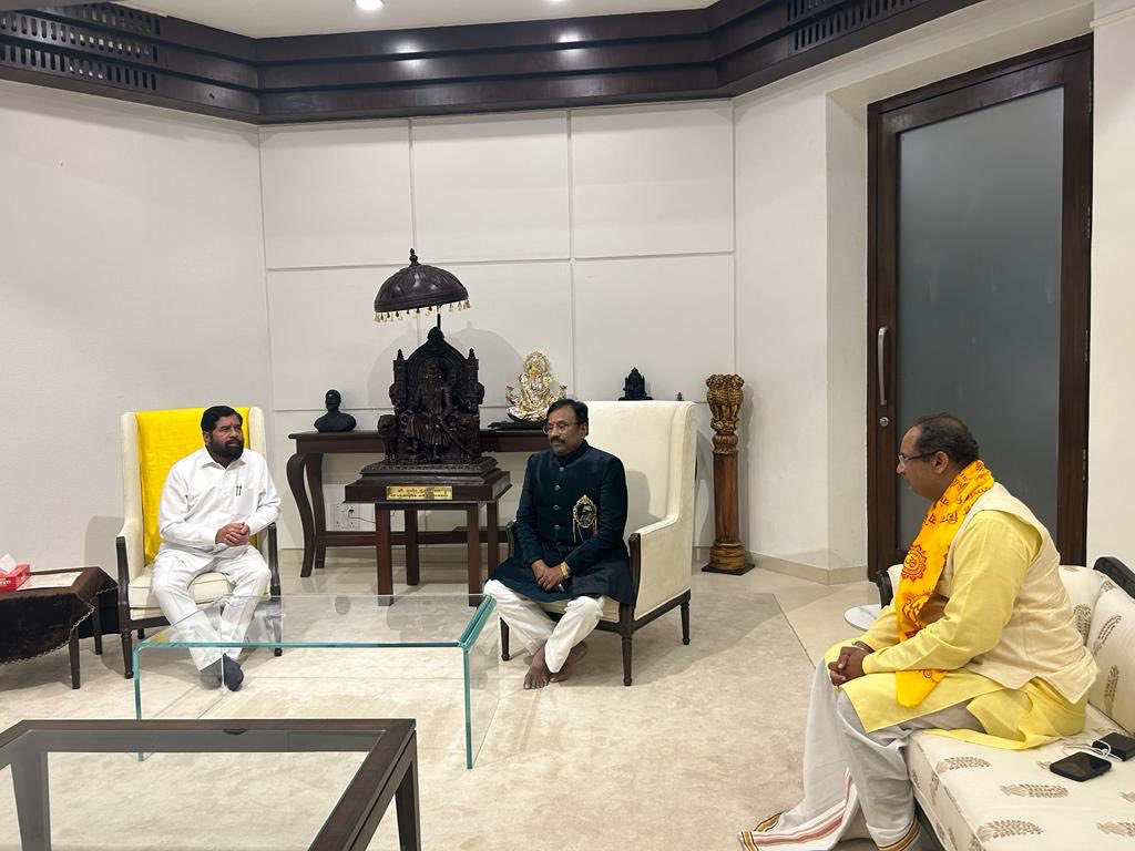 SMungantiwar's tweet photo. 100 एकर जागेवर होणाऱ्या या यज्ञासाठी 80 हून अधिक देशातील सुमारे सत्तर लक्ष भाविक उपस्थित राहणार आहेत. या भव्य व दिव्य कार्यात हातभार लावण्याचा मनापासून आनंद होत आहे. ⁦@mieknathshinde⁩ ⁦@CMOMaharashtra⁩ ⁦@DrChinmayP⁩  (2/2) https://t.co/v3pqUjFNgV