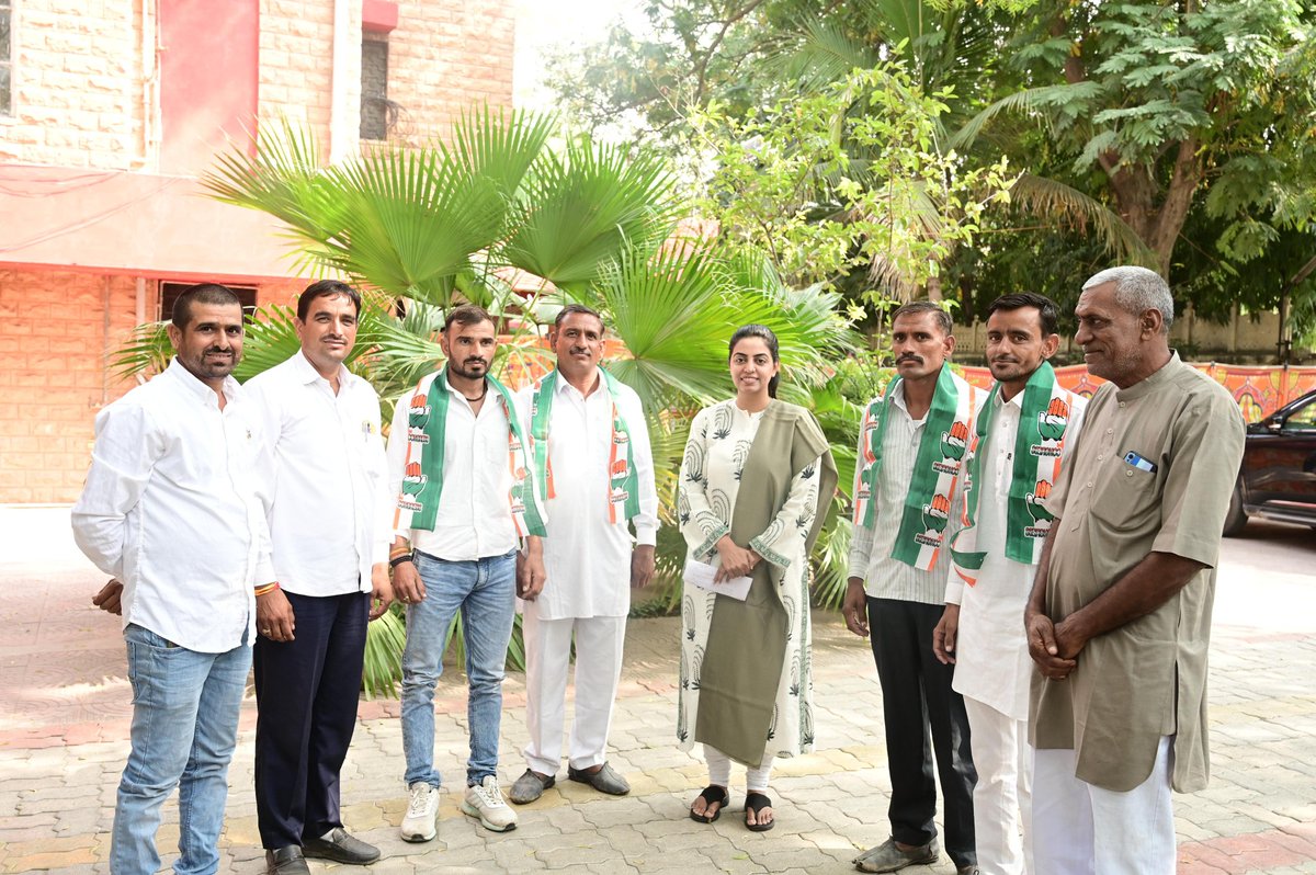 DivyaMaderna's tweet photo. आज विभिन्न ग्राम पंचायतों से आये साथियों ने सदस्यता ग्रहण कर कॉंग्रेस परिवार को ज्वाइन किया।

जिसमें एकलख़ोरी से मगाराम जाखड़ (RLP ब्लॉक मंत्री)। हतूण��डी से कमलेश सोनी, दिनेश सैन, प्रतापसिंह करमसोत, खियाराम सुथार, मांगीलाल वैष्णव। 

आप सभी का कांग्रेस परिवार में हार्दिक स्वागत है।
मुझे पूर्ण विश्वास है कि आप सभी कांग्रेस पार्टी की विचारधारा को जन-जन तक पहुंचायेंगे। आप सभी को हार्दिक बधाई एवं शुभकामनाएं।
#divyamadernaphirse #CongressFirSe
#missionosian2023 #DivyaKaIradaOsianKaVikas #OsianKiDivya #osian #Congress