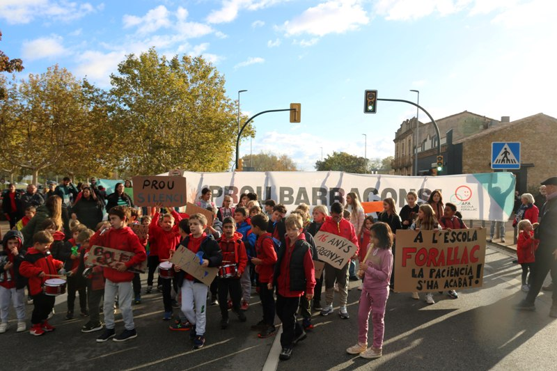 RBaixEmporda's tweet photo. Pares i alumnes de l'@escolaforallac tallen la C-66 per reclamar que Educació faci un nou centre sense barracons: https://t.co/A8qhd2NYlB https://t.co/bM294JgmnT