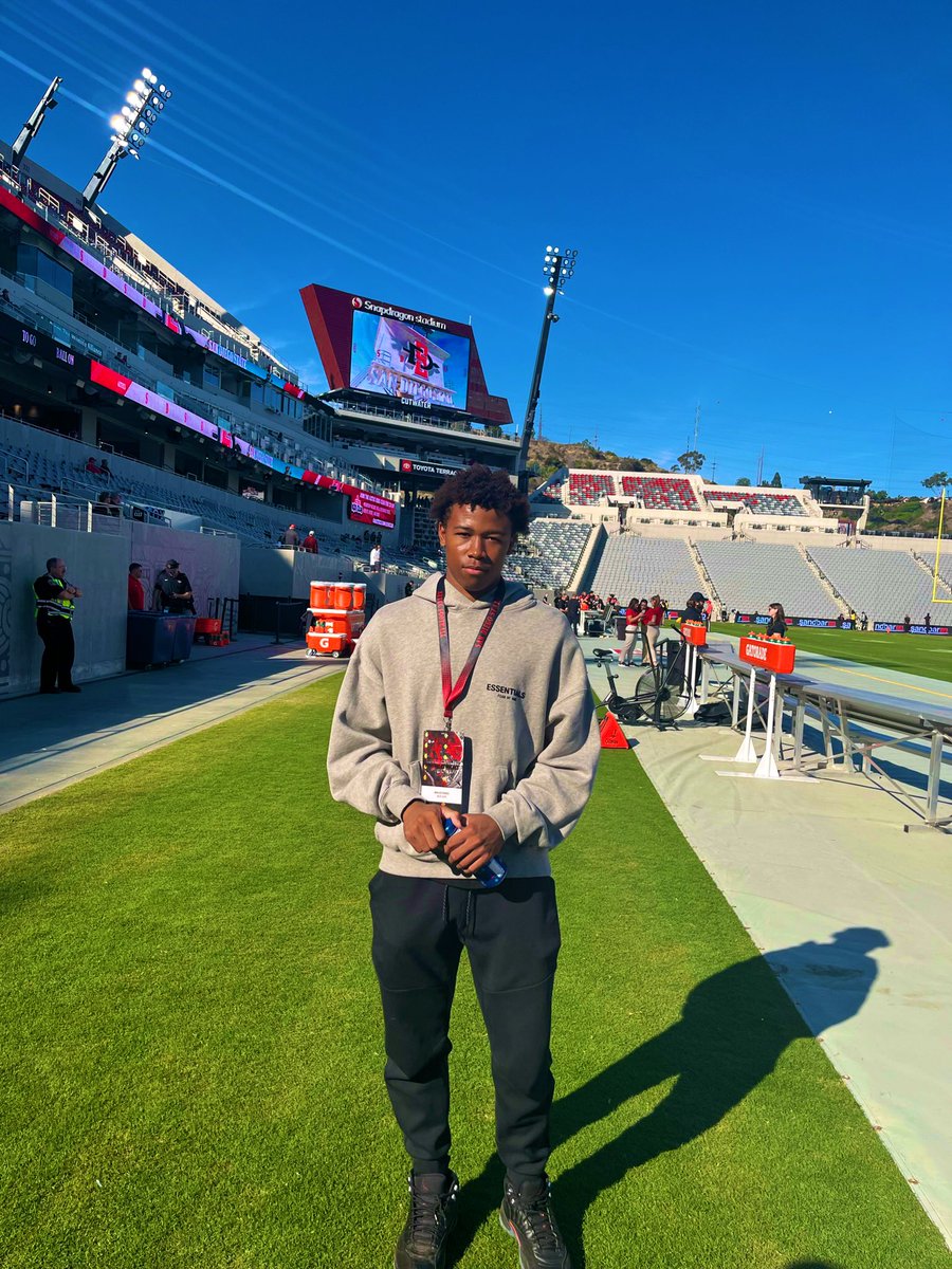 Thank you @FBAztecs_DPP for the game invite! Had a fun experience with <a href="/AztecFB/">San Diego State Football</a>, and hope to be back soon! <a href="/bjameson_8/">Ben Jameson</a> <a href="/Tahj__/">Coach TC</a> @CoachDeakinSDSU <a href="/BradyHoke/">Brady Hoke</a>