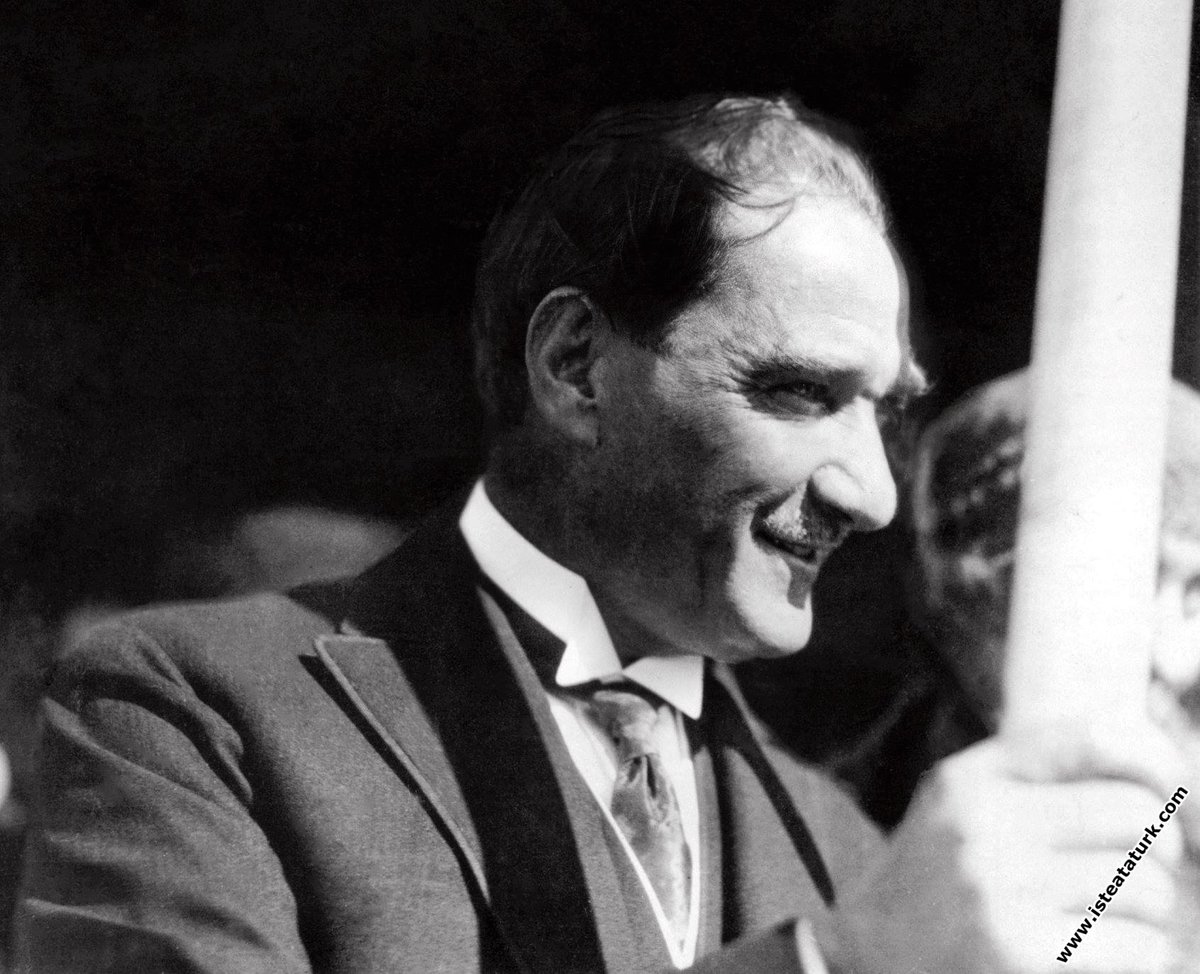 Gazi Mustafa Kemal, Bursa gezisinde, Reşit Paşa Vapuru'nda. 

22 Eylül 1925