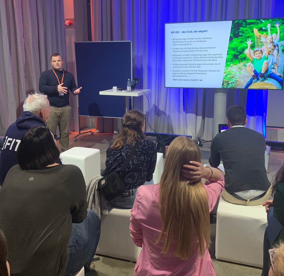 VR-GO goes Berlin 🧡💙🚀🎯. Wer hätte gedacht, dass ein ehemaliges Projekte mit Studierenden der #HNU es auf die Bühne bei den <a href="/BVRPresse/">BVR</a> ]FIT[ GENOvationDays schafft. Cool 😎 und Danke <a href="/vrbanknu/">VR-Bank Neu-Ulm eG</a> ! #innovate #app #regional vrnu.de/vr-go