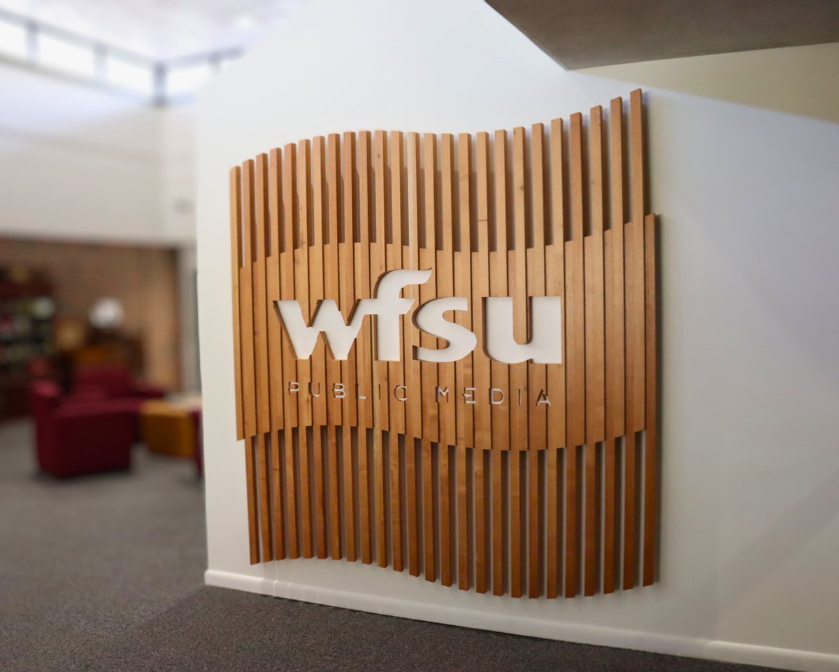 FSUFacilities's tweet photo. Tune in to fresh interior finish upgrades at the @WFSUNews Broadcast Center 📻 The project completed by Facilities Design includes new corridor wayfinding and branding, an upgraded conference room, and multiple office improvements.
@FloridaState #WFSU #NPR #PBS #InteriorDesign https://t.co/IhrLlFiC9j