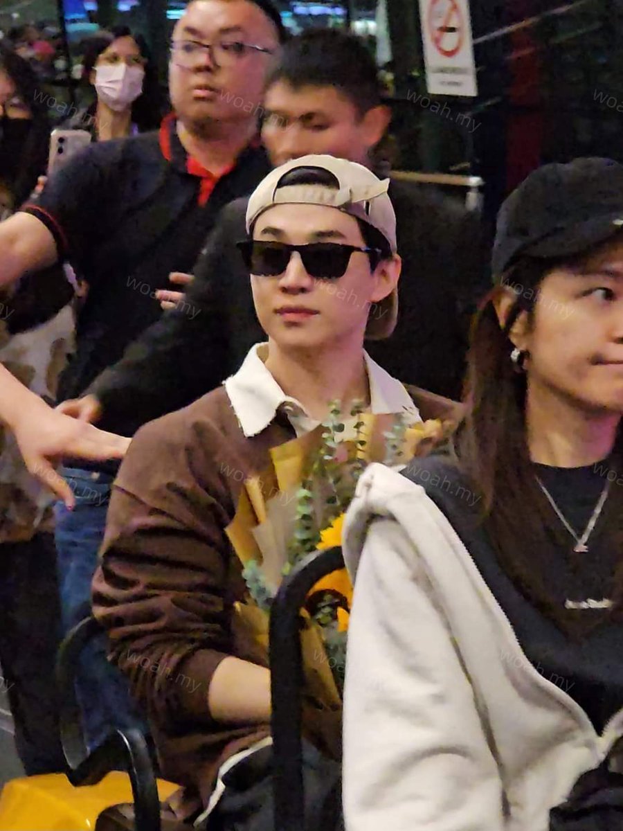 [📸] 231107 KUL 🛬

Henry has safely landed at KLIA for 9 Wave Music Festival happening this Saturday at Sunway Lagoon Surf Beach. 🏄

Welcome to Malaysia Henry! 🇲🇾

#9WaveMusicFestival #Henry #HenryLau #헨리 #WelcomeToMalaysiaHenry

Cr: woahMY
