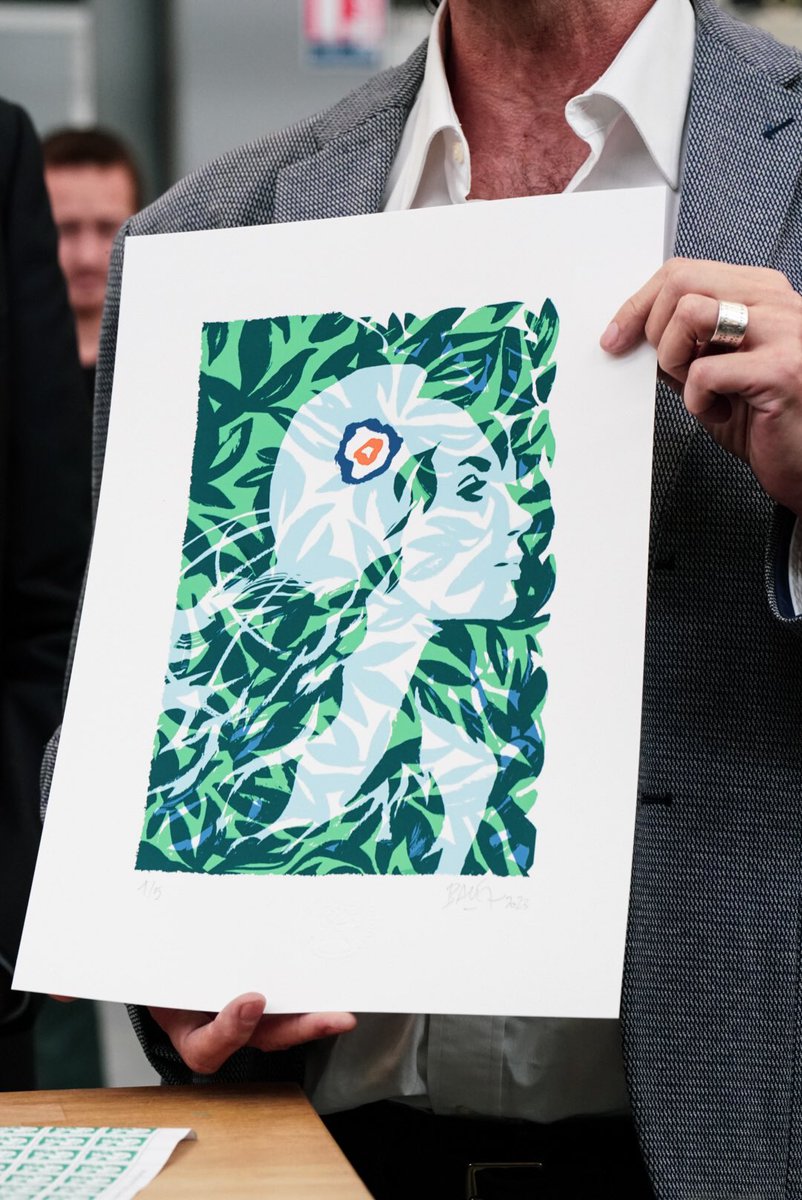 EmmanuelMacron's tweet image. Avec nos postiers et salariés de La Poste.

Pour relever les grands défis de la transformation numérique, de la transition climatique et du grand âge, ils donnent de nouvelles vocations à leur activité.

Ensemble à Boulazac, nous découvrons le nouveau visage de Marianne :