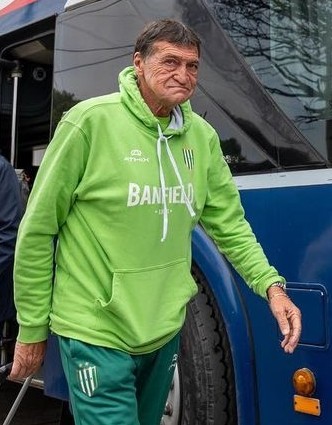 TodoBanfield's tweet photo. Como no ganarle a los malos momentos. @JulioFalcioniDT le ha ganado a la vida, la peleó siempre y se sostiene con firmeza. Piloto de tormentas y eje fundamental como cabeza por sabiduría y experiencia en la importante cantidad de puntos obtenidos de un tiempo a esta parte. https://t.co/eN6YJUUs08