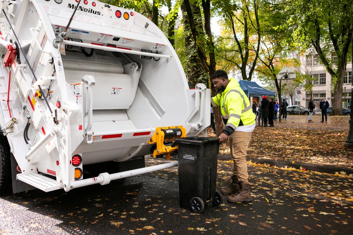 PeterbiltMotors's tweet photo. Peterbilt delivers Model 520EV to City of Roses Disposal &amp; Recycling, boosting Portland's eco efforts.♻️

#Peterbilt #PeterbiltTrucks #PeterbiltEV #520EV https://t.co/pZo9iVD0x5
