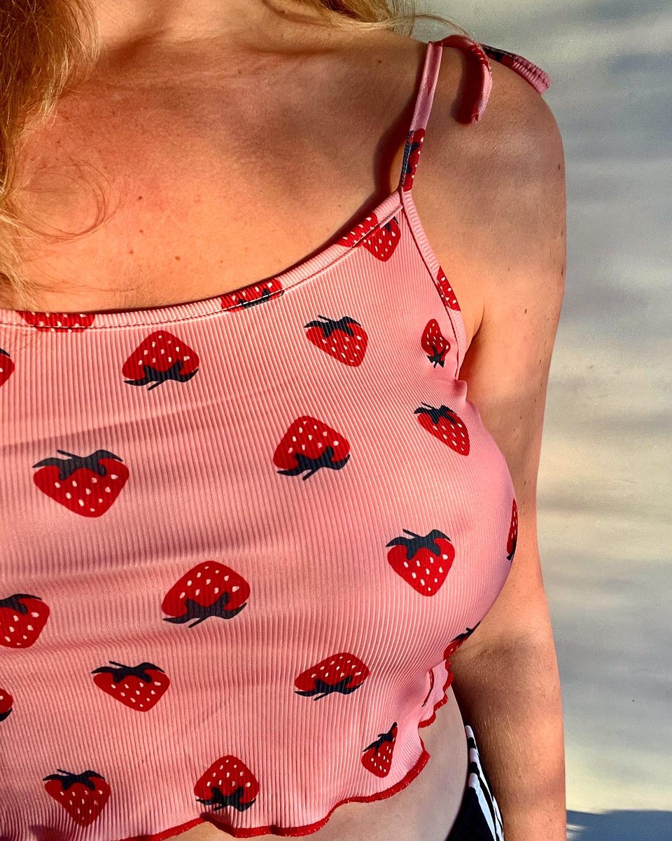 This is your friendly reminder that it's still STRAWBERRY season🍓! NOW is the time to buy frutillas in bulk, wash them, cut them, freeze them (or make mermelada), and then thank me later 😘🍓🍰