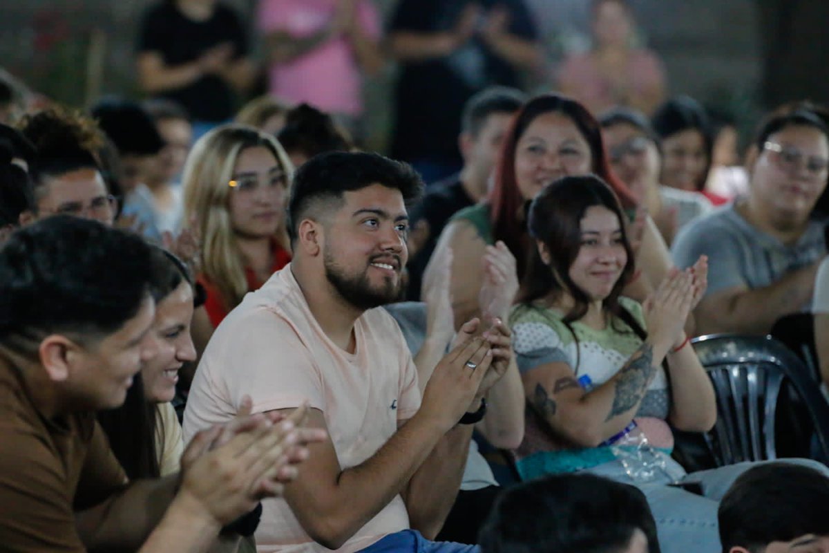 QuintelaRicardo's tweet photo. Las juventudes protagonistas y comprometidas son las que seguirán marcando la diferencia en cualquier ámbito, incluido el político. Anoche me reuní con jóvenes de distintas agrupaciones para escucharnos, dialogar y reafirmar el compromiso que tenemos todos y todas para este 19 de noviembre y los tiempos que vienen.
Escucharlas y escucharlos me llena de felicidad y admiración, a muchos de ellos los conozco desde chicos y los he visto crecer en la militancia y hoy verlos con este ímpetu y fuerza, me da la tranquilidad de que estamos todos y todas en el mismo camino.
Sepan que su trabajo me enorgullece y, sobre todo, su compromiso con la gente, su militancia en las calles y la escucha que practican día a día. La unidad es también con ustedes.